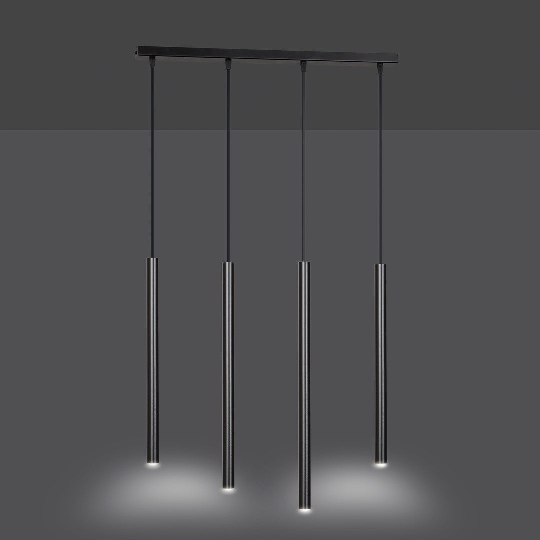 Les quatre tubes cylindriques allumés projettent des halos lumineux sur le sol
