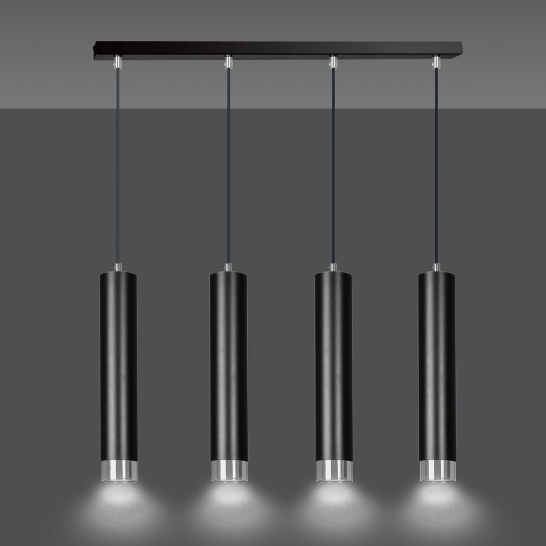 Suspension allumée projetant quatre faisceaux lumineux vers le bas sur fond gris foncé.
