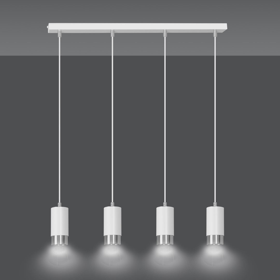 Suspension allumée, quatre halos lumineux diffusés sous les abat-jour cylindriques blanc et chrome