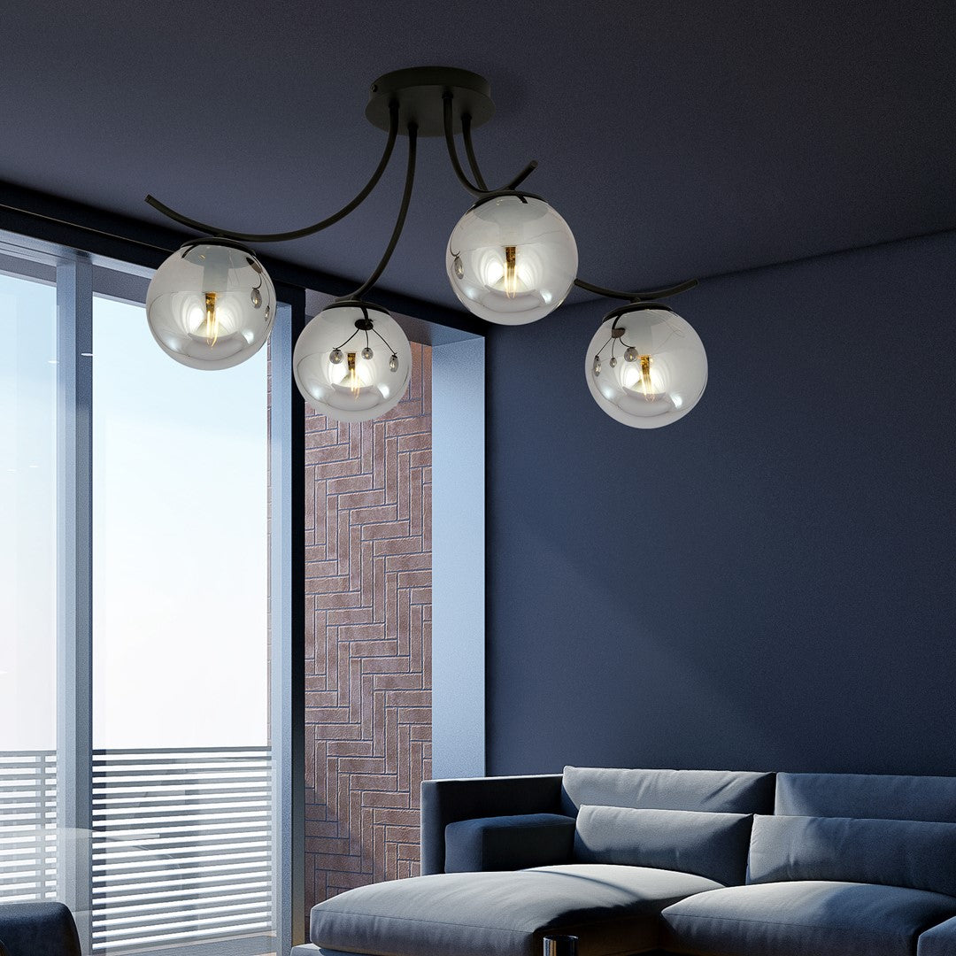 Mise en ambiance salon bleu nuit, luminaire allumé au-dessus du canapé