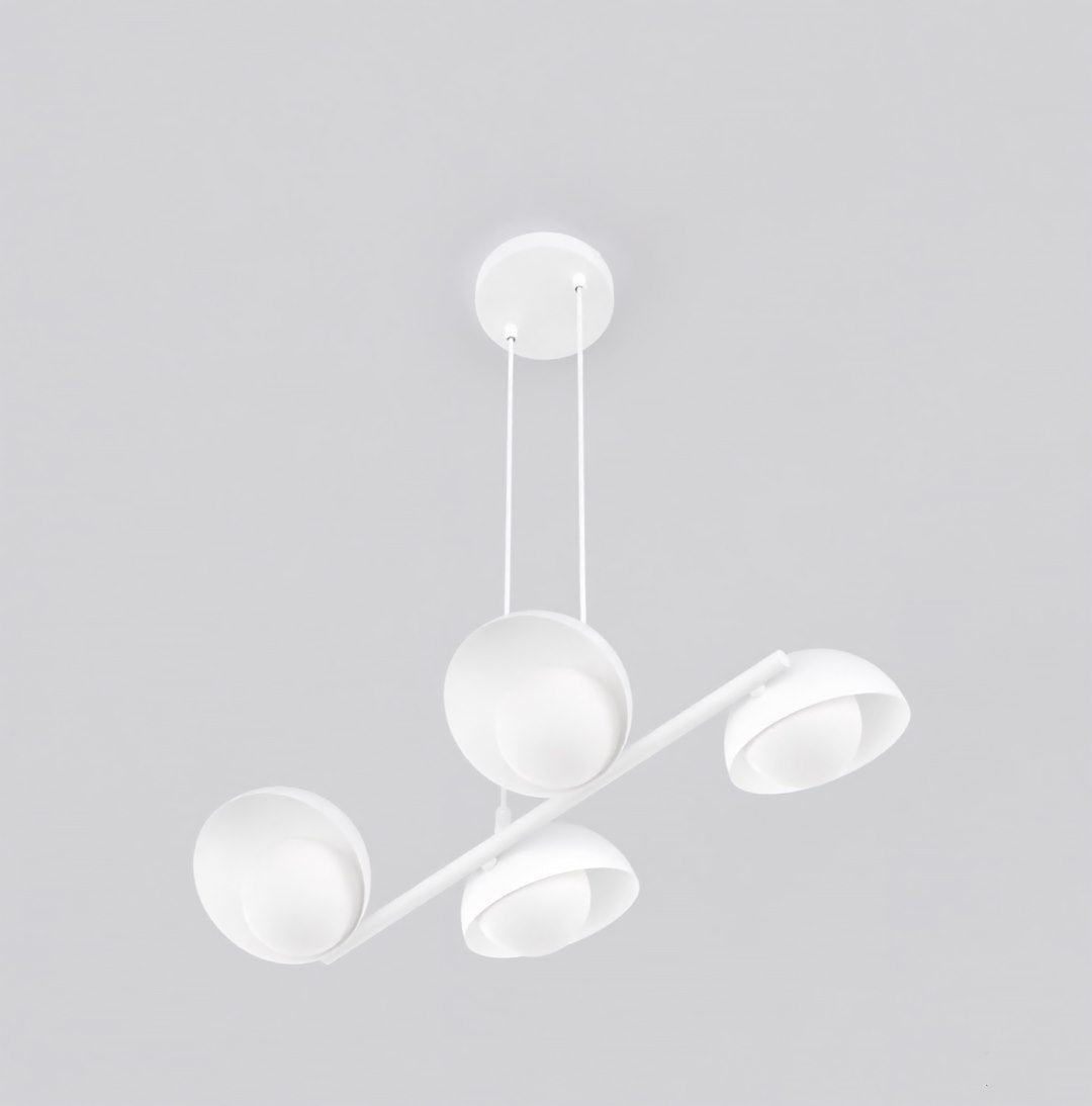 Détail du lustre suspendu, quatre abat-jour blancs en demi-lune et bras central horizontal.