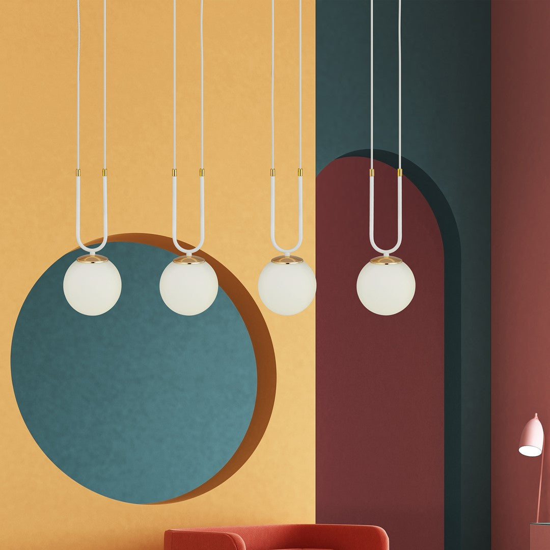 Mise en ambiance colorée avec les globes suspendus devant un décor géométrique