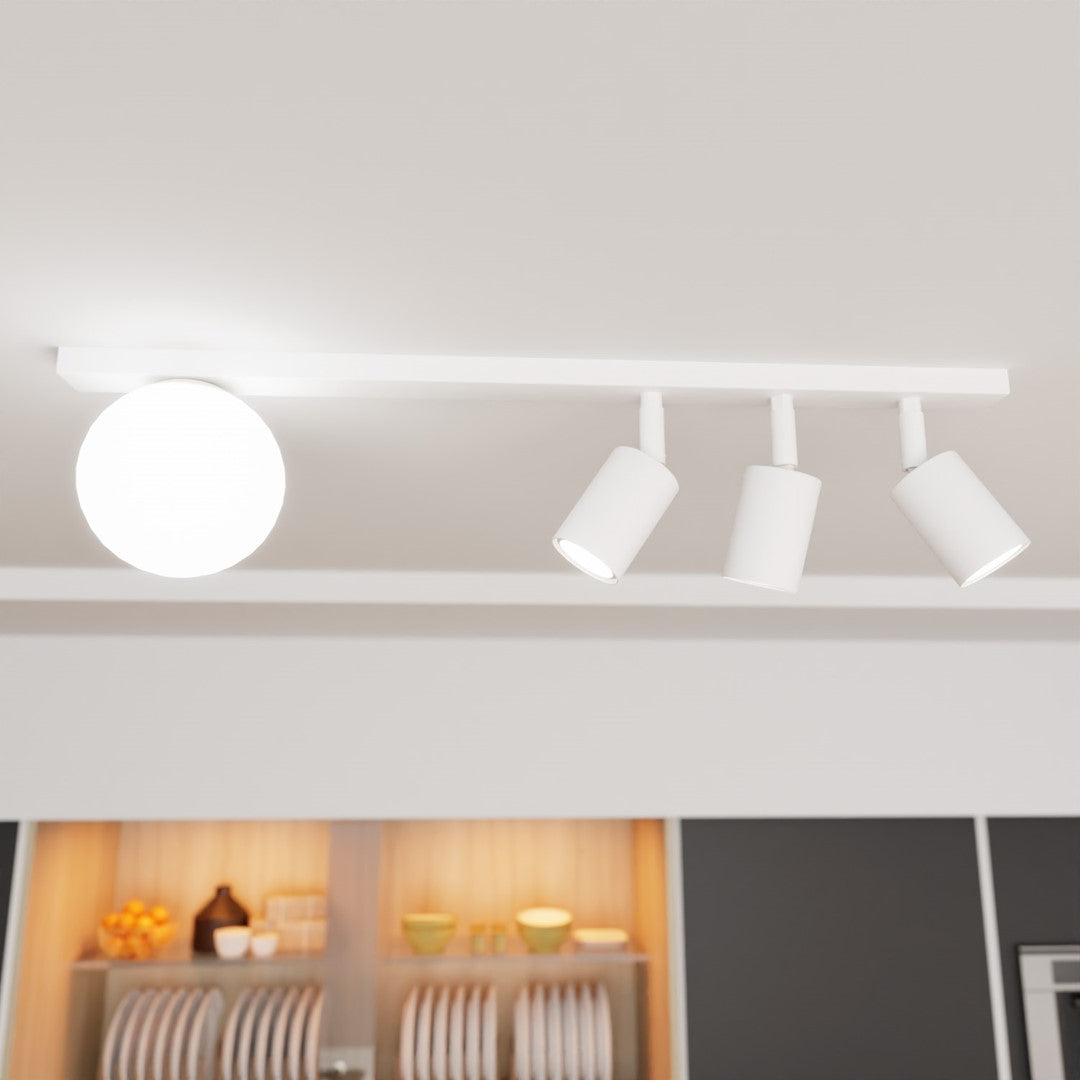Détail du luminaire fixé au plafond, spots orientables et globe lumineux en cuisine.