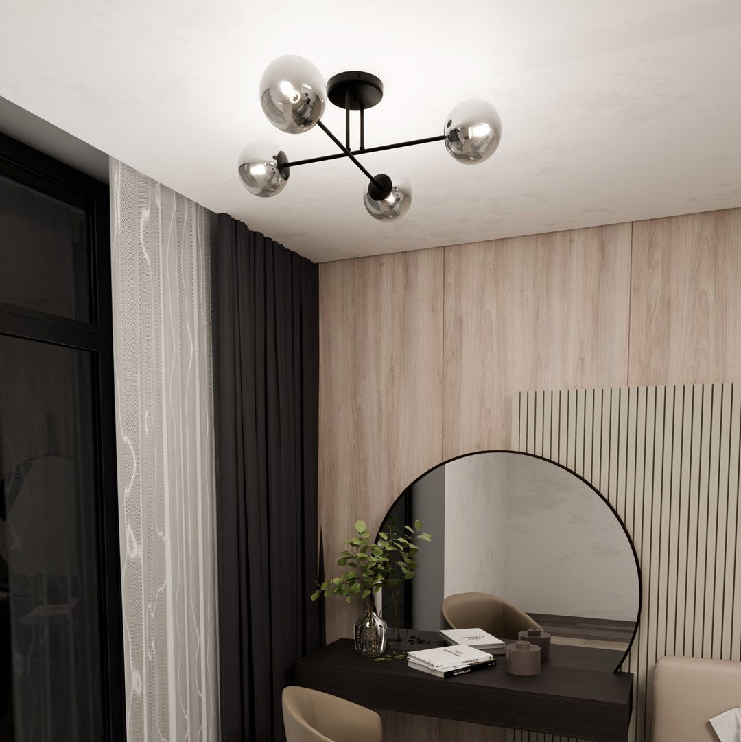 Luminaire fixé au plafond près d'une fenêtre, reflets sur les globes en verre fumé.