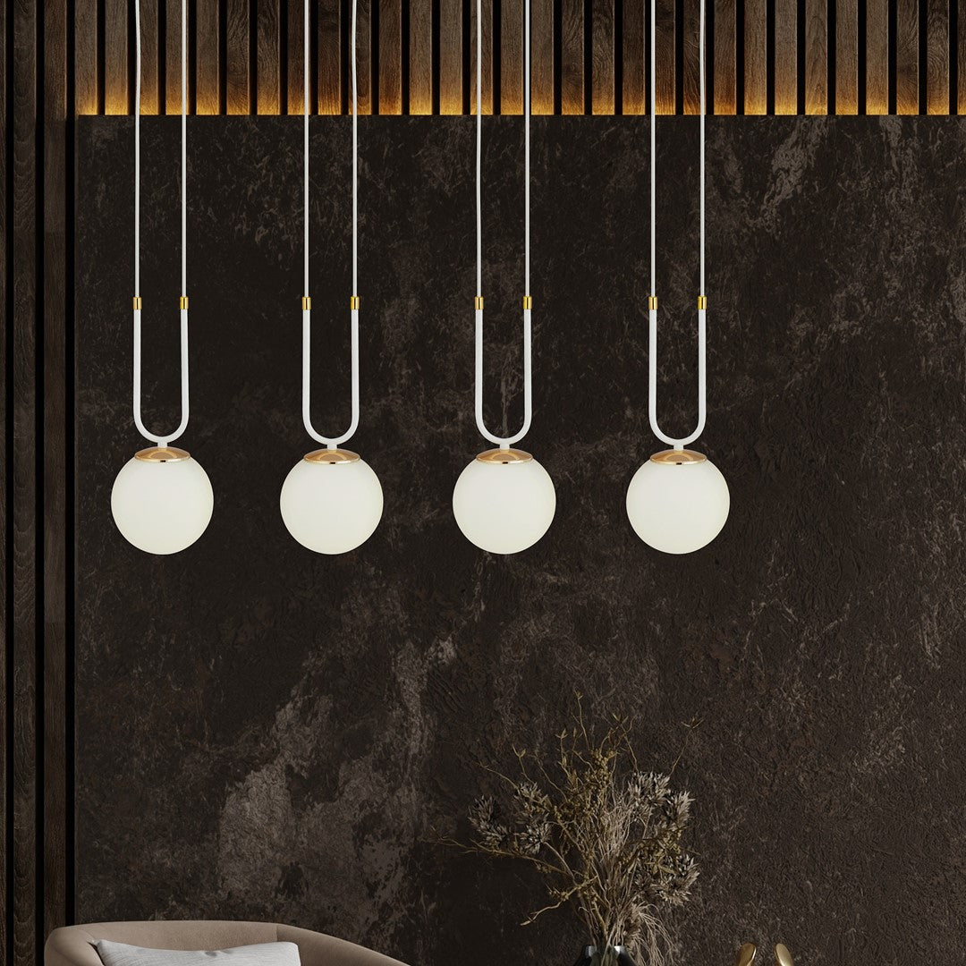 Ambiance sombre sur mur texturé, quatre globes lumineux suspendus en ligne