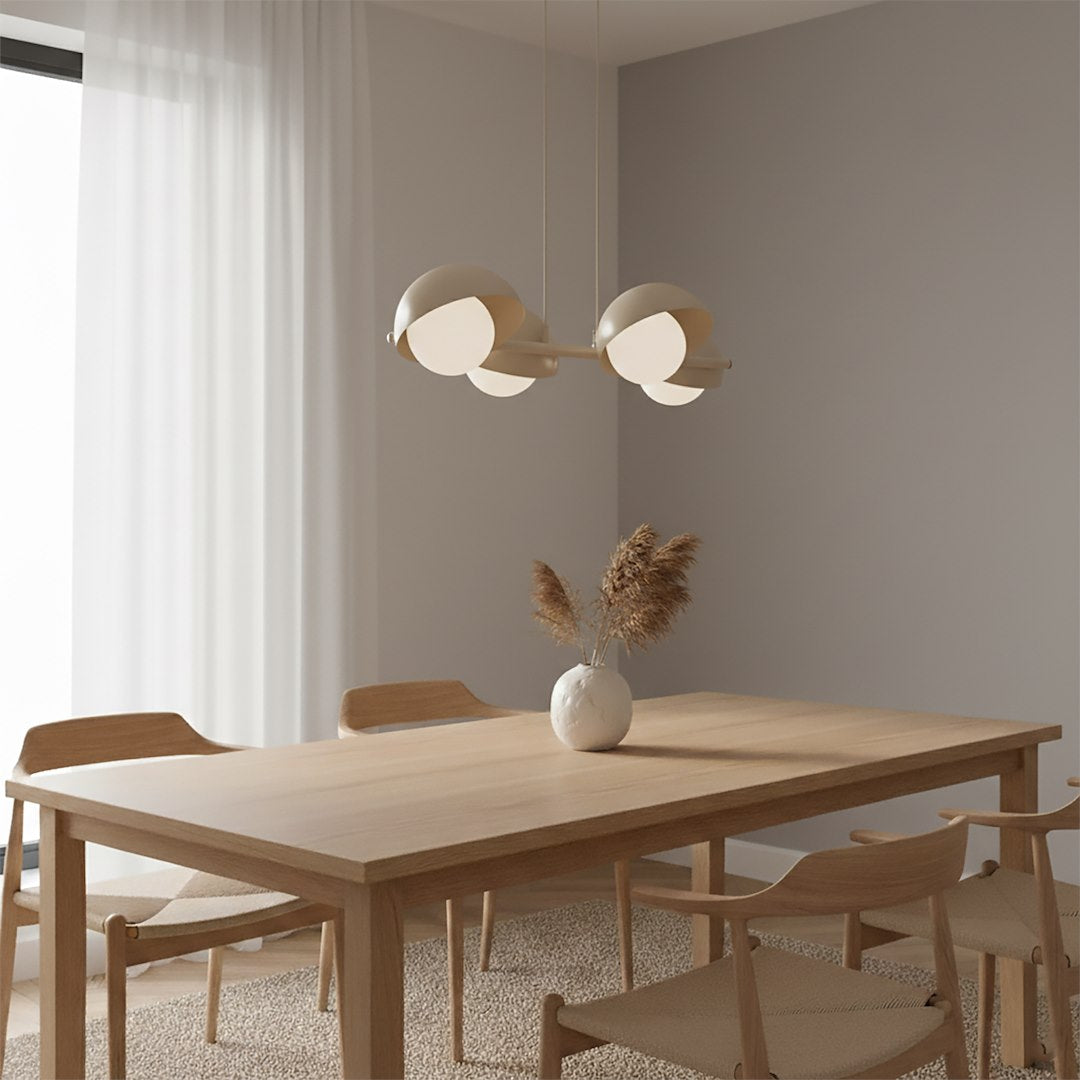 Mise en ambiance au-dessus d'une table à manger en bois clair