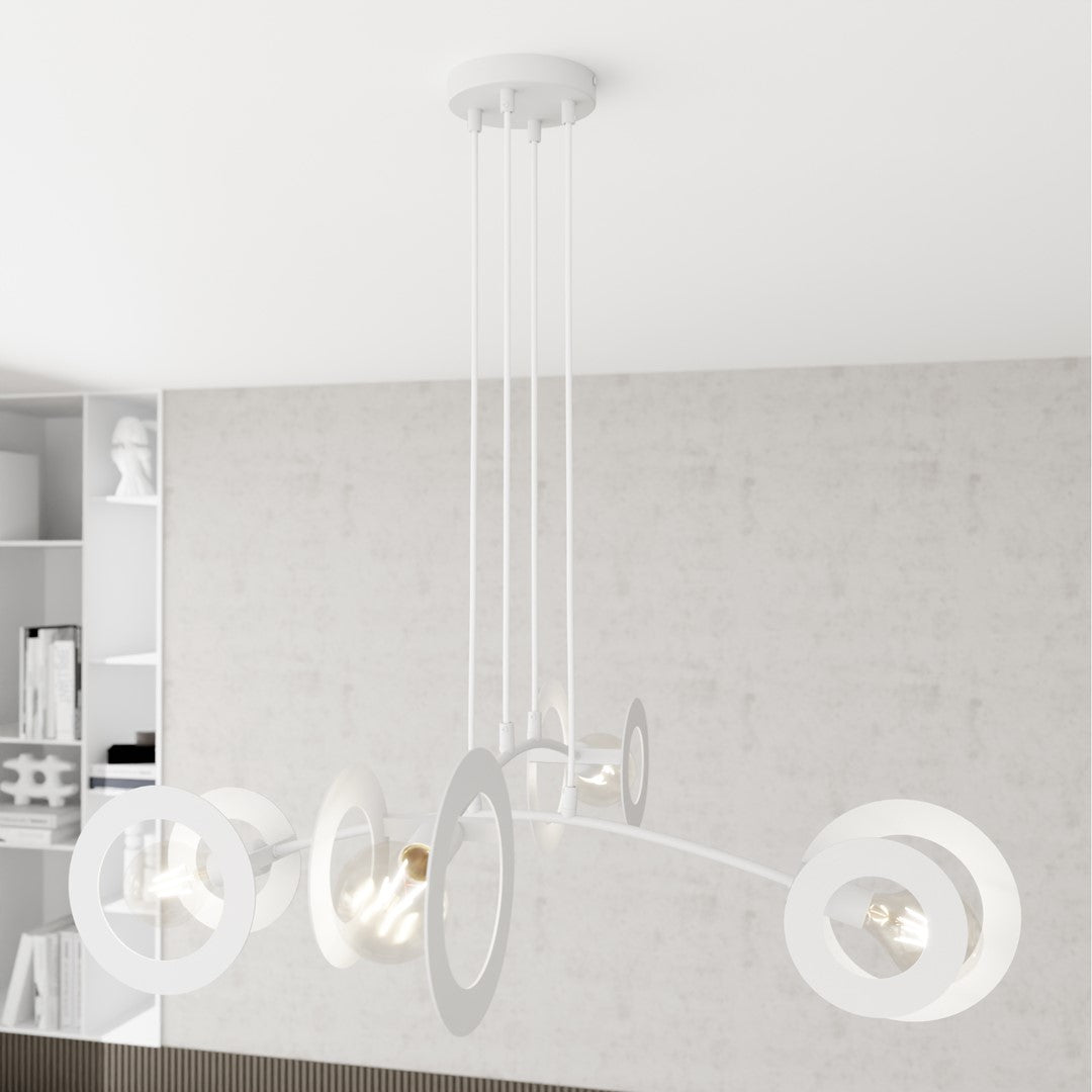 Vue rapprochée du luminaire suspendu, mettant en valeur les cercles blancs et la lumière chaude.