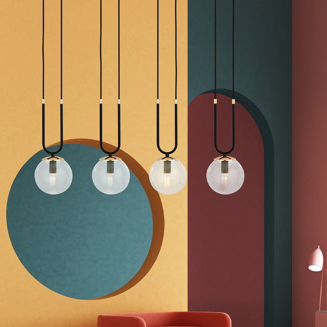 Ambiance colorée, quatre globes suspendus devant un décor géométrique peint