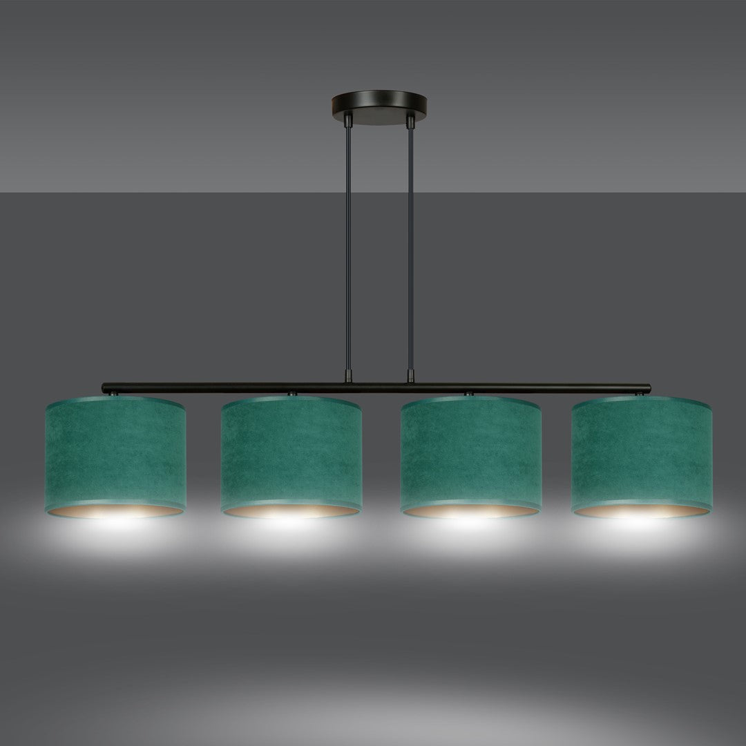 Luminaire allumé, halos lumineux sous les quatre abat-jours sur fond gris