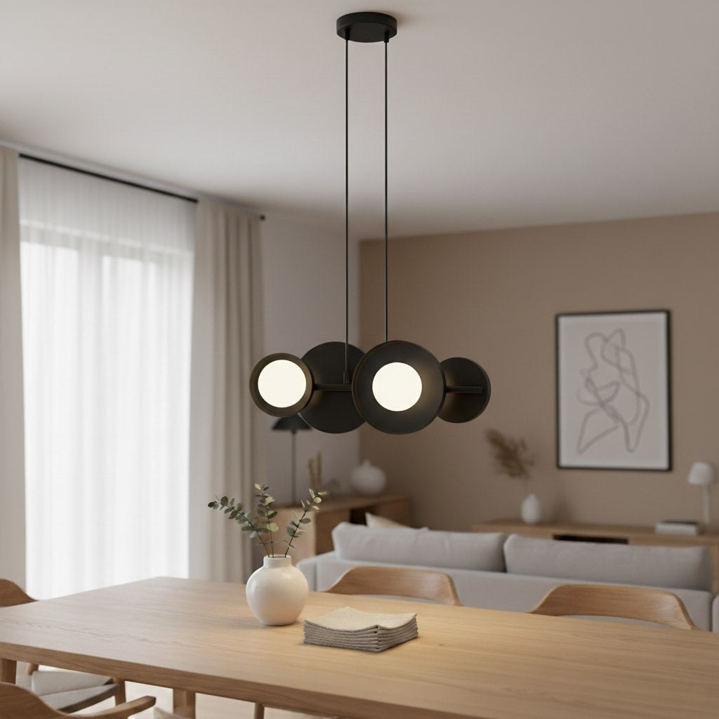 Mise en ambiance au-dessus d'une table en bois dans une salle à manger