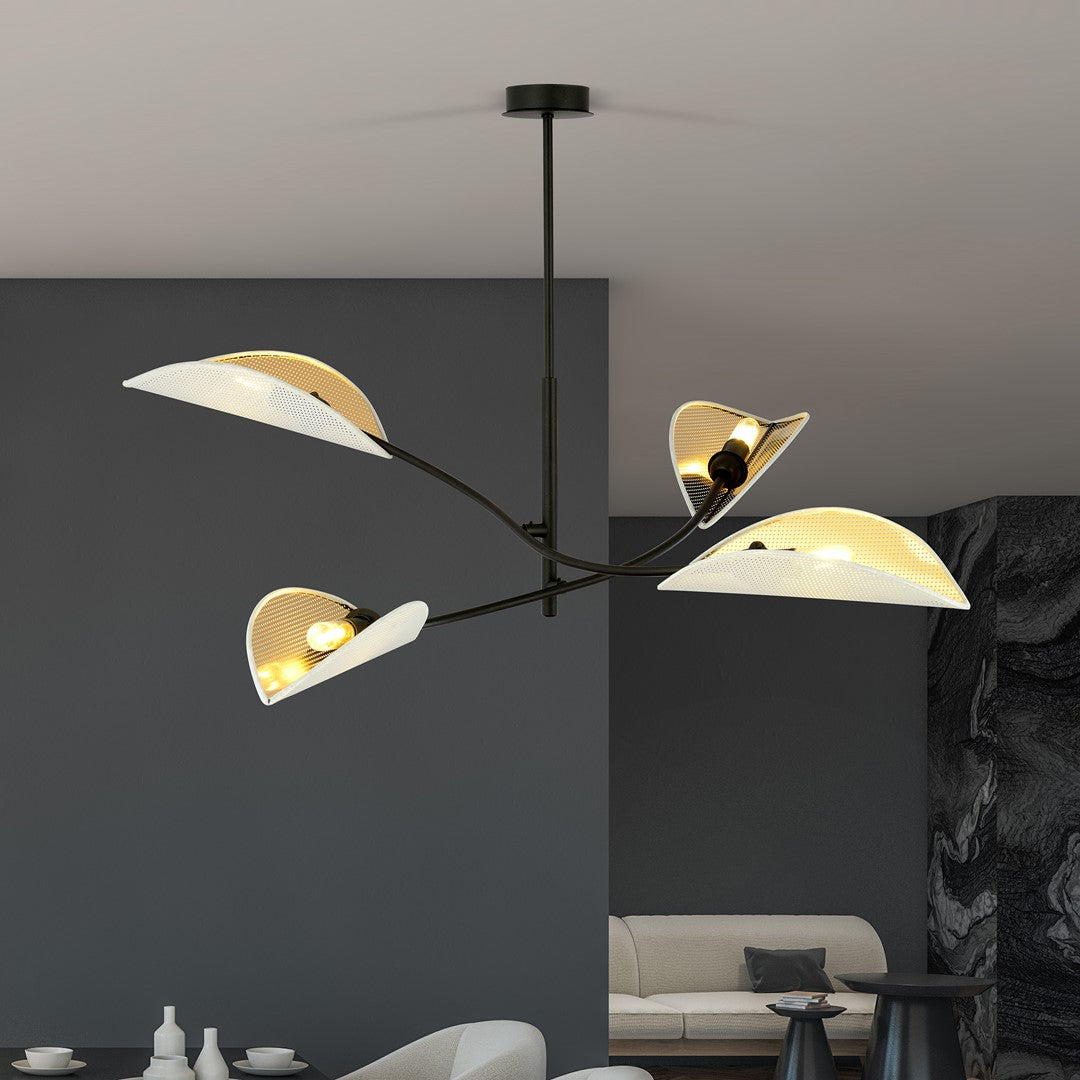 Mise en ambiance dans un salon sombre, luminaire allumé au-dessus d'une table.