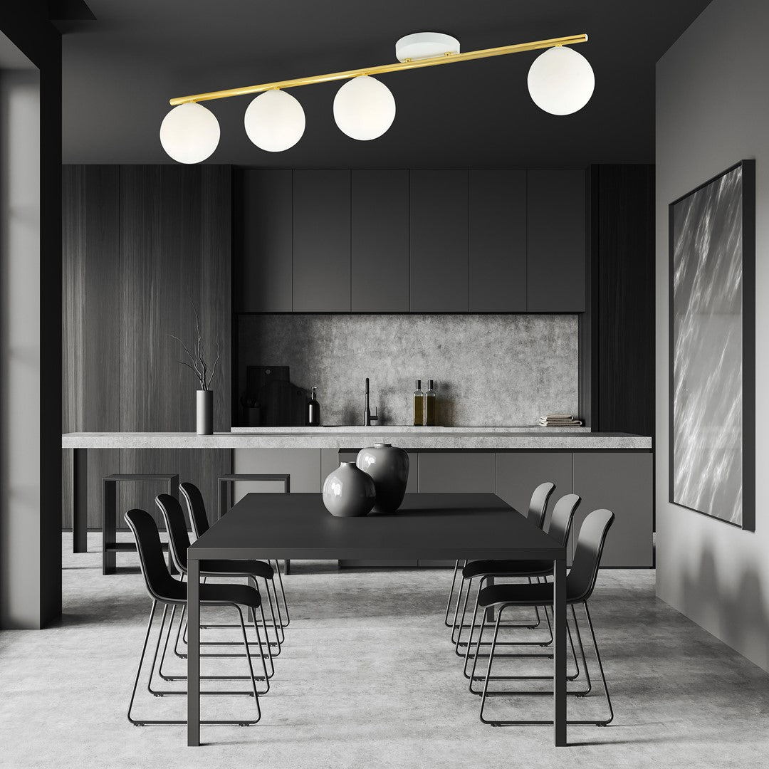 Salle à manger sombre avec le luminaire doré suspendu au plafond