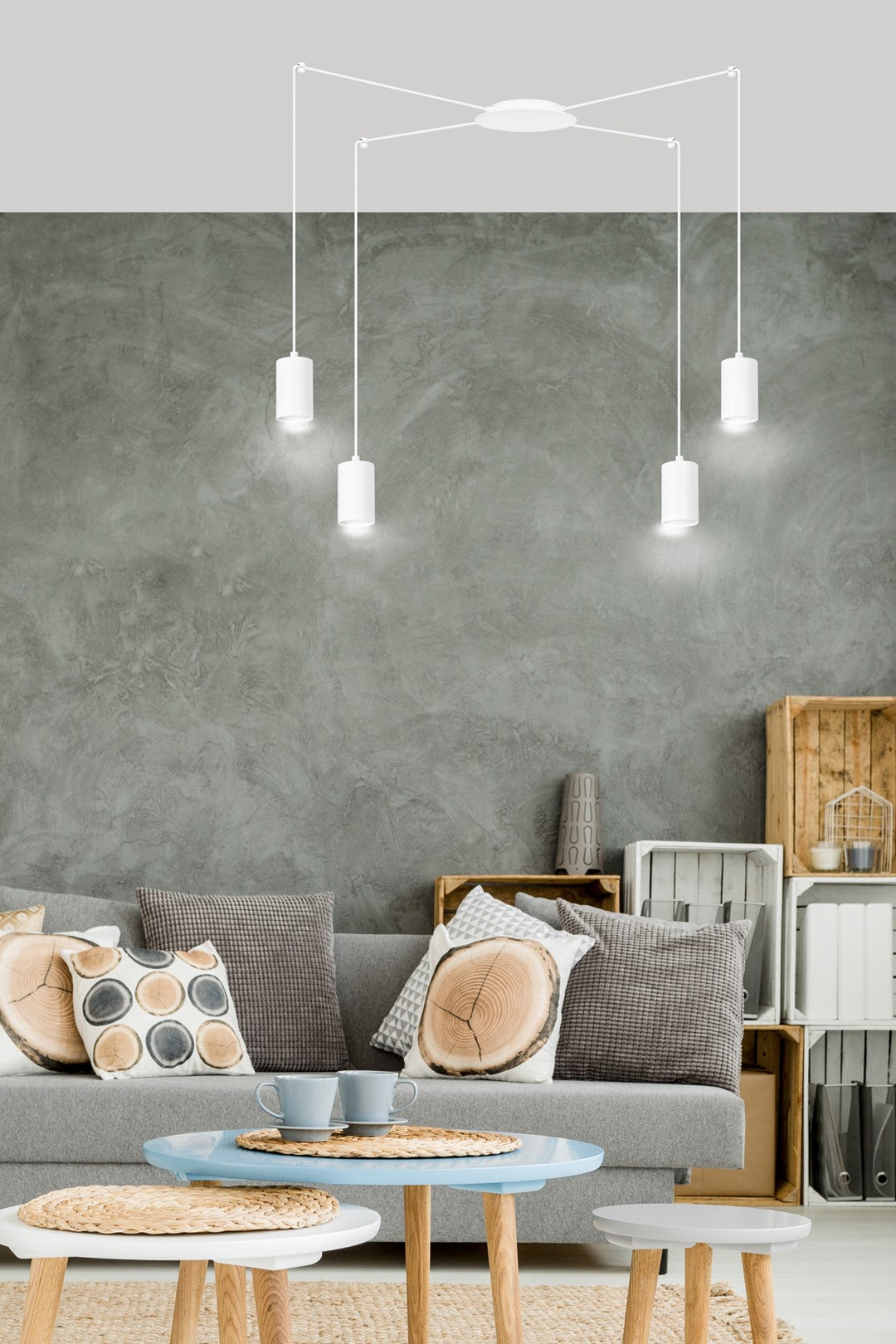 Mise en ambiance salon gris, suspension blanche au-dessus d'une table basse bleue