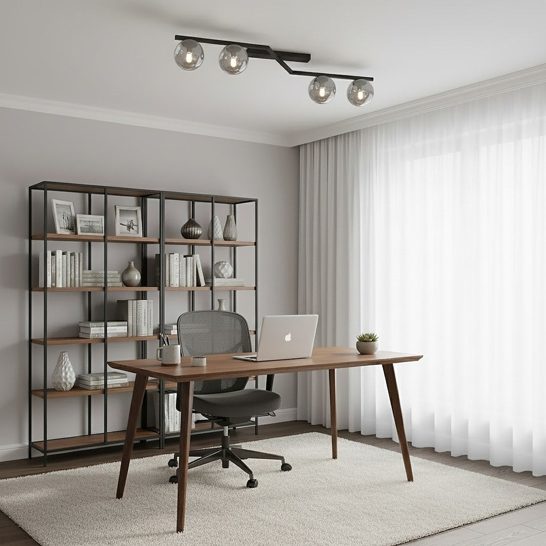 Mise en ambiance dans un bureau, plafonnier allumé au-dessus du poste de travail.