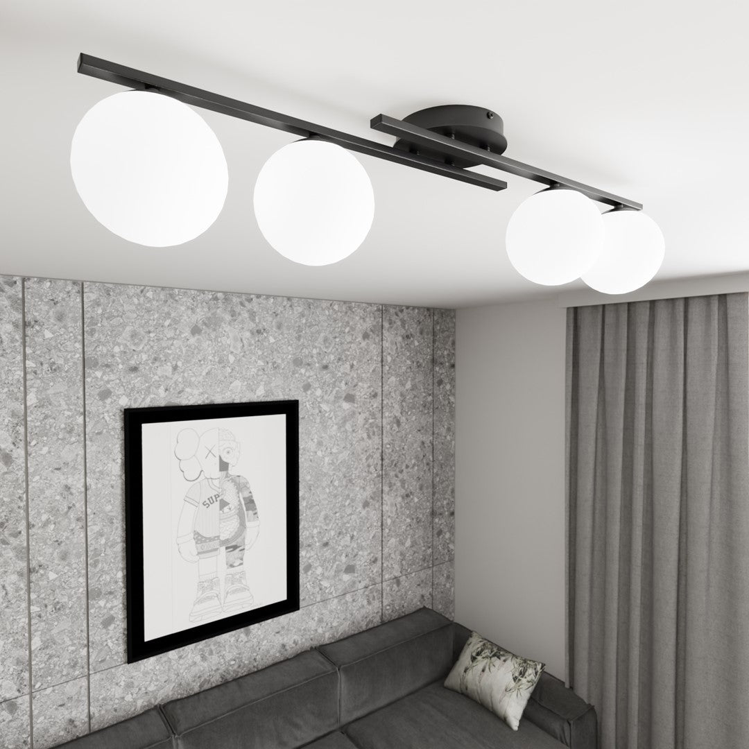 Plan serré sous le plafond, quatre globes lumineux éclairant le mur et le canapé