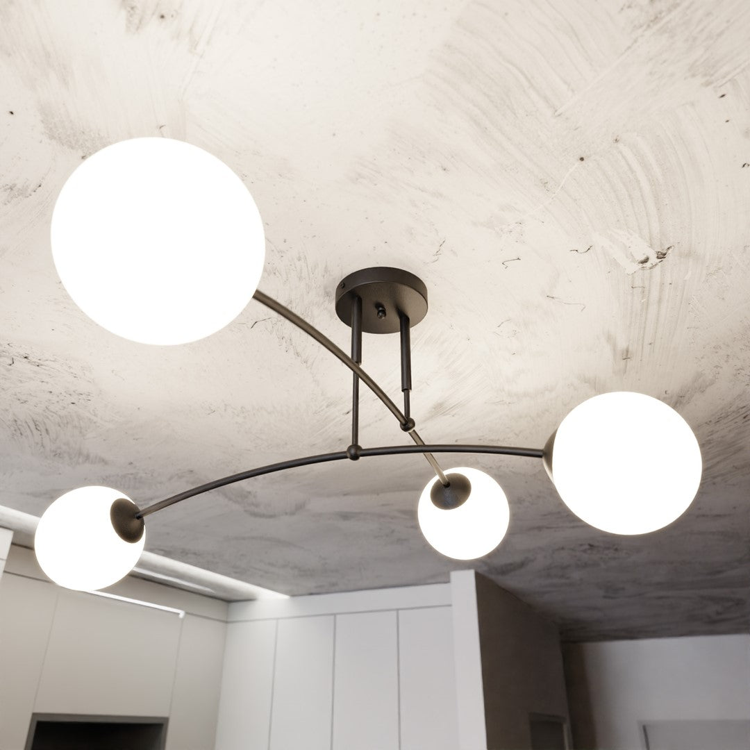 Vue en contre-plongée du plafonnier fixé au plafond, bras courbes noirs