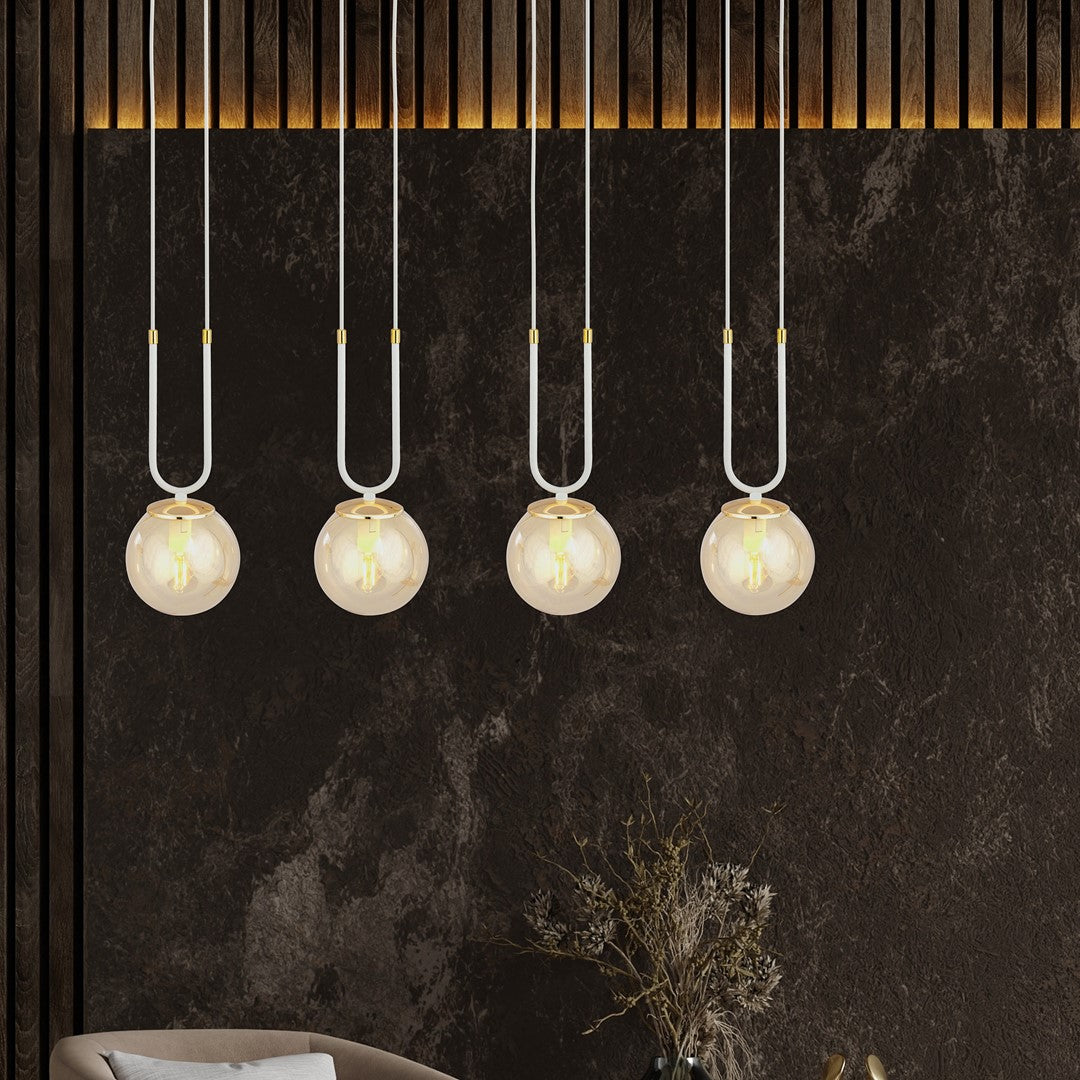 Mise en scène sur mur sombre en marbre veiné et tasseaux de bois.
