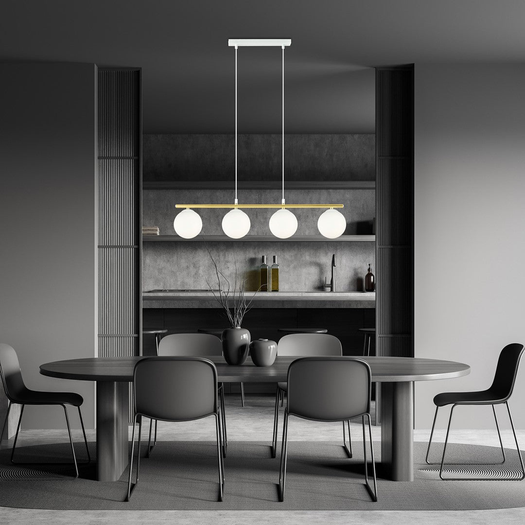 Salle à manger sombre avec luminaire suspendu au-dessus table ronde et chaises