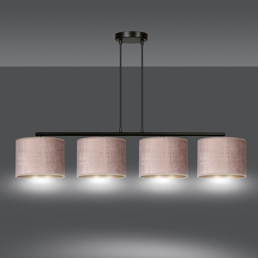 Suspension allumée diffusant une lumière chaude sous les quatre abat-jours roses