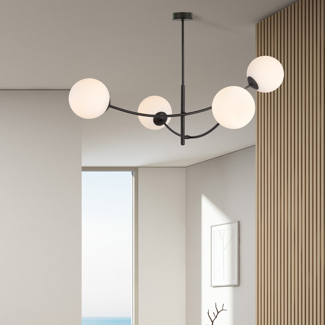 Plafonnier installé au plafond dans un intérieur clair avec mur à lattes bois.