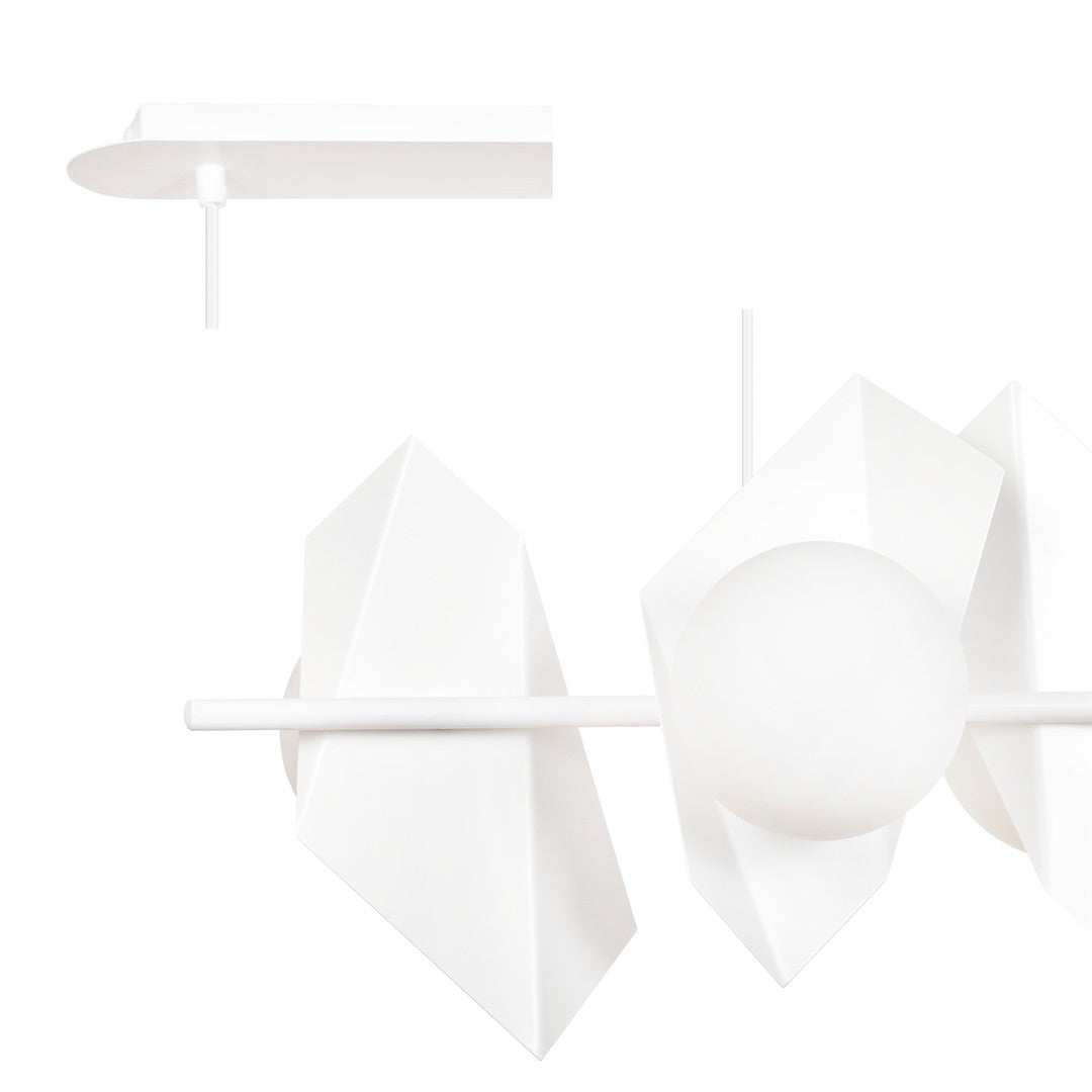Détail rapproché des abat-jours géométriques facettés, des globes et de la barre transversale blanche.