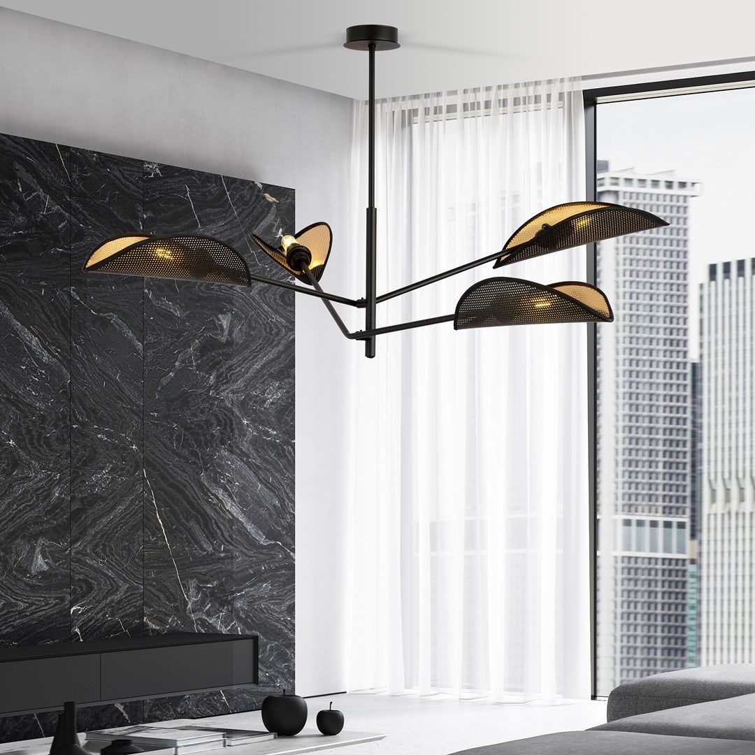 Mise en ambiance dans un salon moderne, luminaire allumé devant un mur de marbre noir.