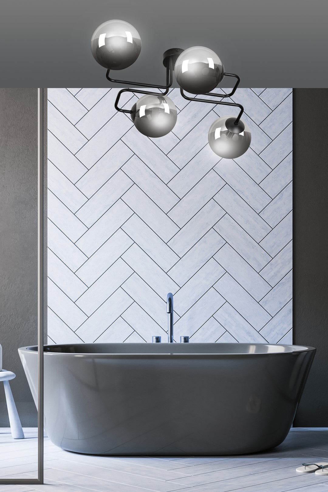 Mise en ambiance salle de bain, plafonnier au-dessus d'une baignoire et faïence chevron