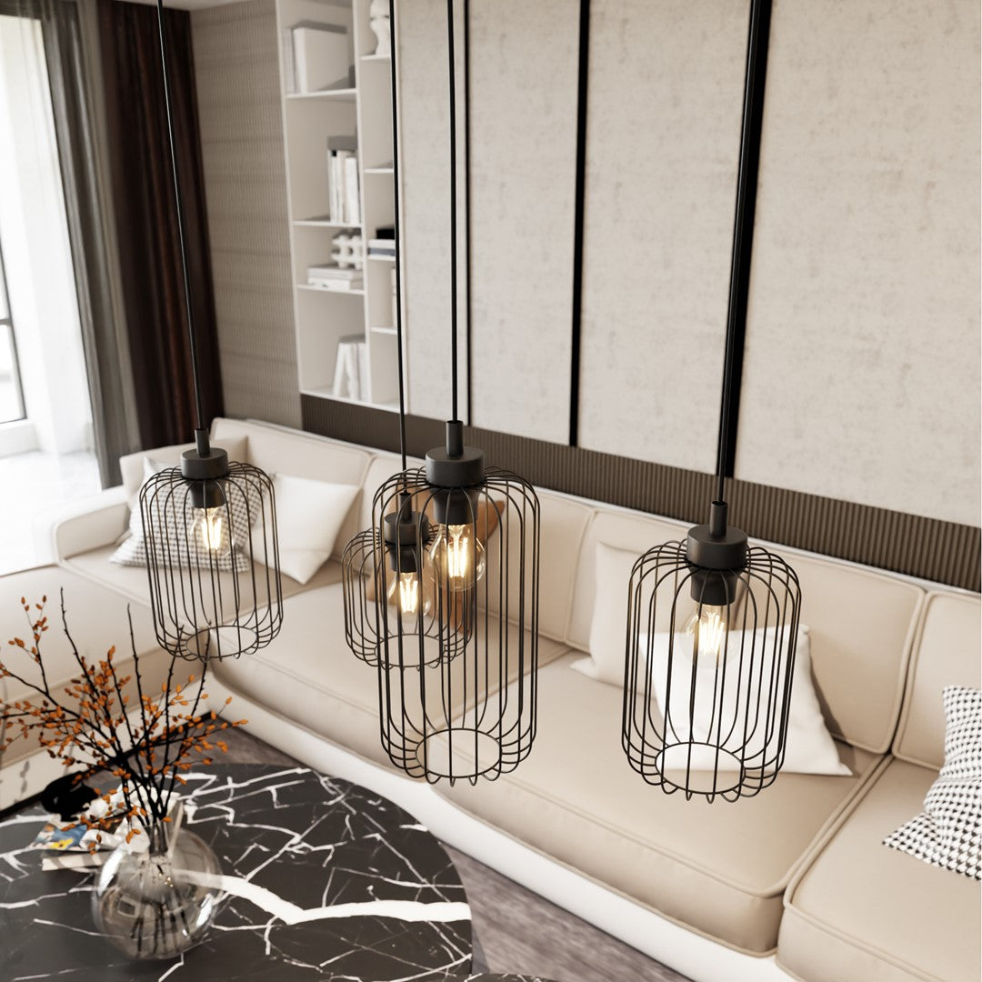 Suspension noire installée au-dessus d'un canapé beige, éclairant une table basse en marbre.