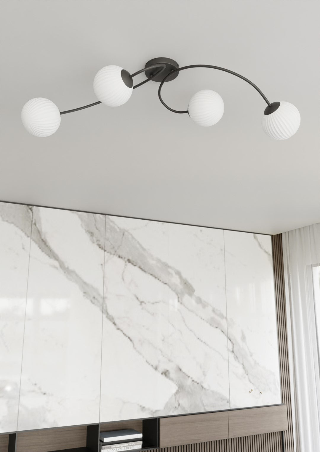 Détail rapproché du plafonnier fixé au plafond devant un mur marbre clair