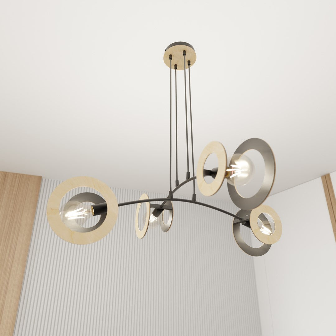 Vue rapprochée en contre-plongée du luminaire fixé au plafond, anneaux et ampoules allumées.