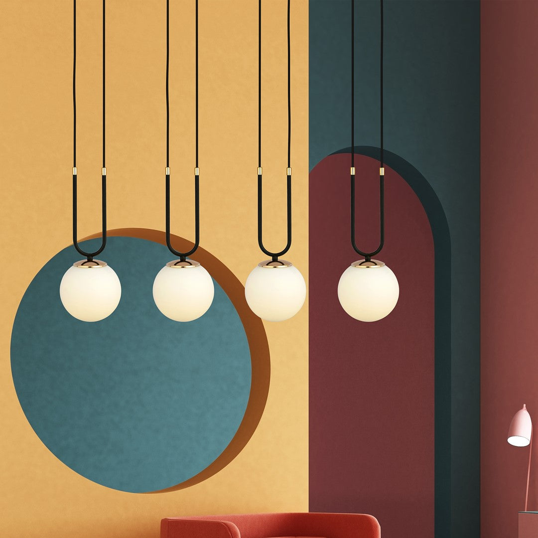 Ambiance mur peint jaune, bleu et bordeaux, arche graphique et fauteuil rouge