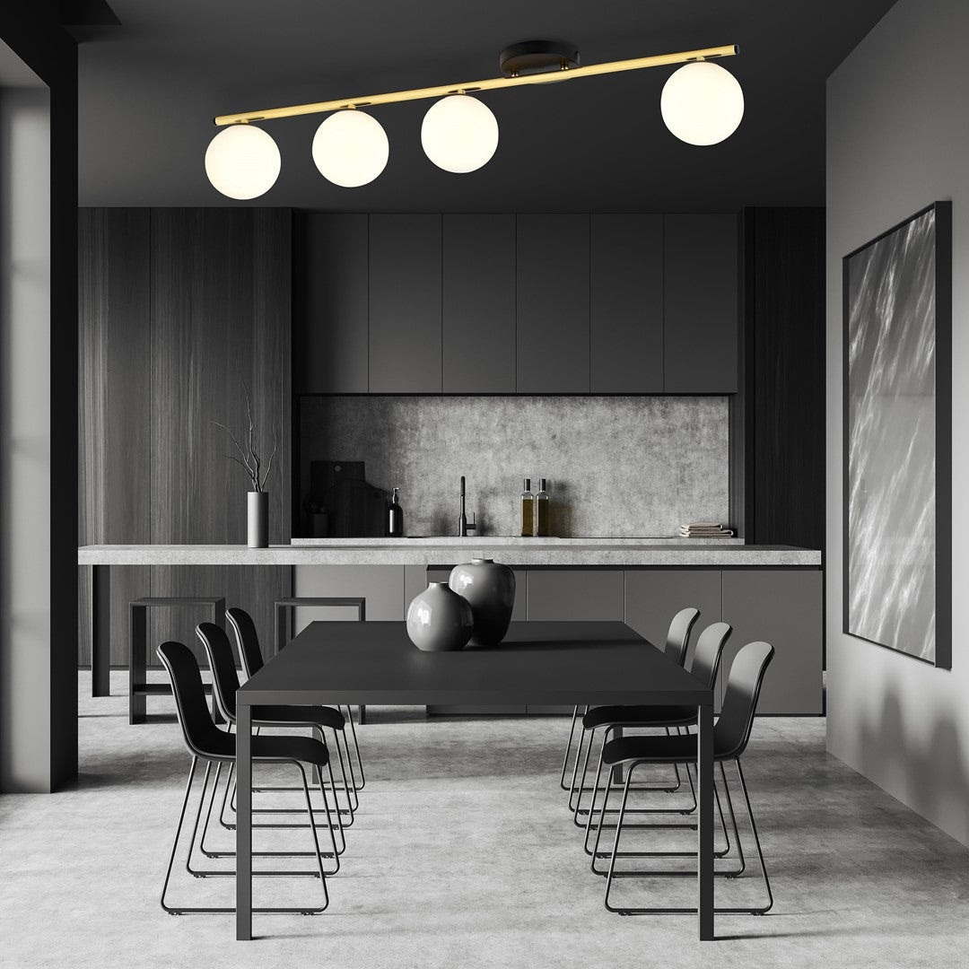 Ambiance salle à manger sombre, plafonnier éclairant une grande table noire avec chaises.