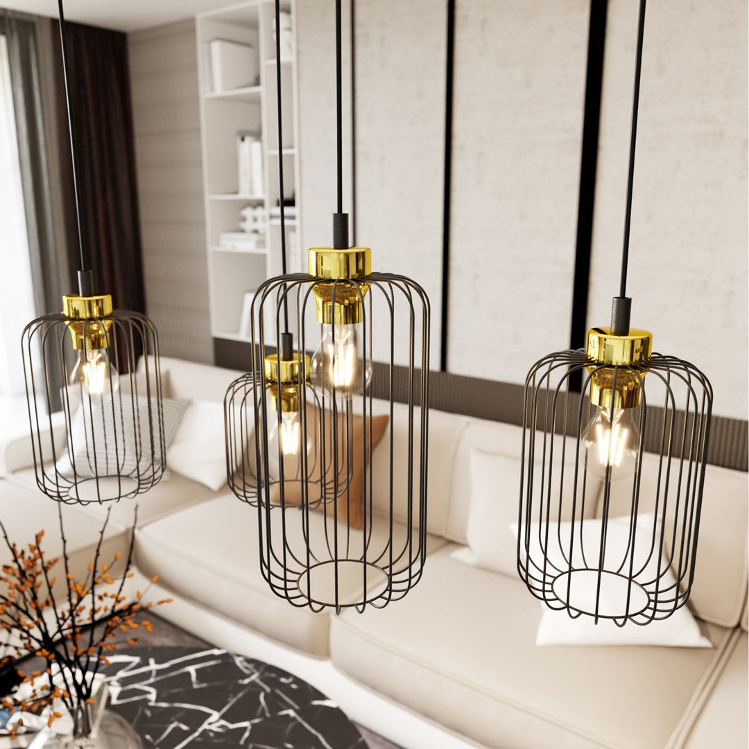 Gros plan sur deux cages noires et leur douille dorée, ampoules allumées en intérieur
