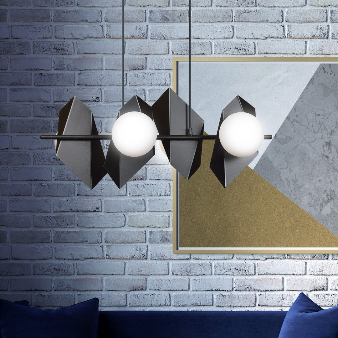 Détail du luminaire suspendu devant mur brique, canapé bleu et tableau géométrique.