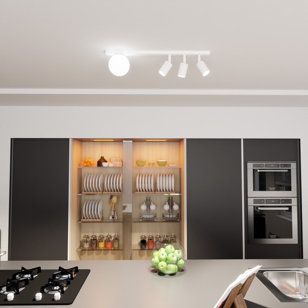 Vue d'ensemble de la cuisine moderne avec le luminaire linéaire blanc au plafond.