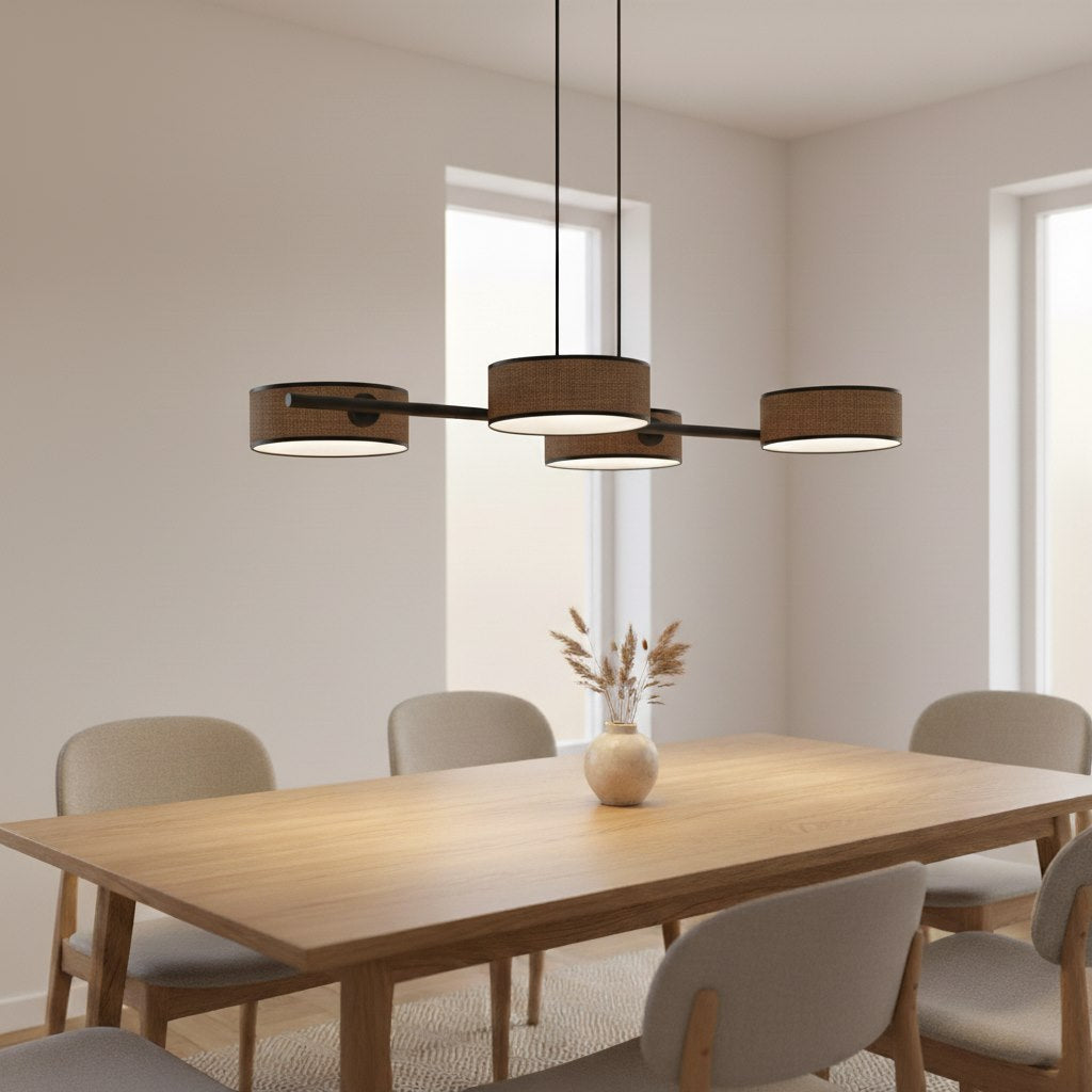 Mise en ambiance au-dessus d'une table à manger en bois clair, intérieur beige