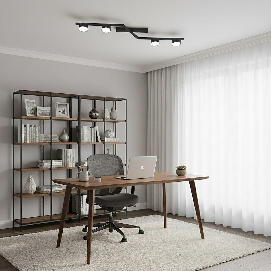 Mise en ambiance du plafonnier allumé au-dessus d'un bureau dans un salon