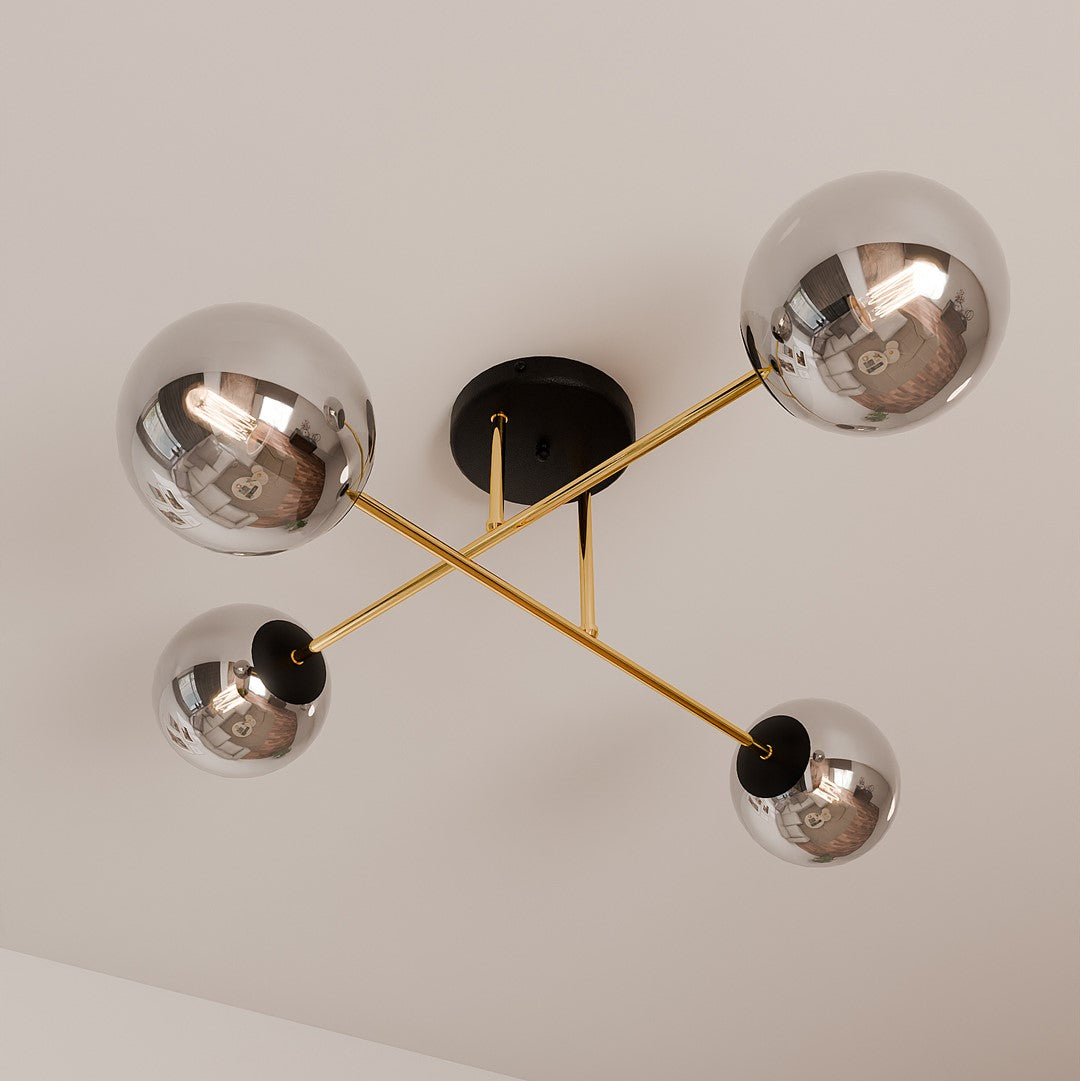 Gros plan sur les globes en verre fumé et les reflets, plafonnier fixé au plafond.