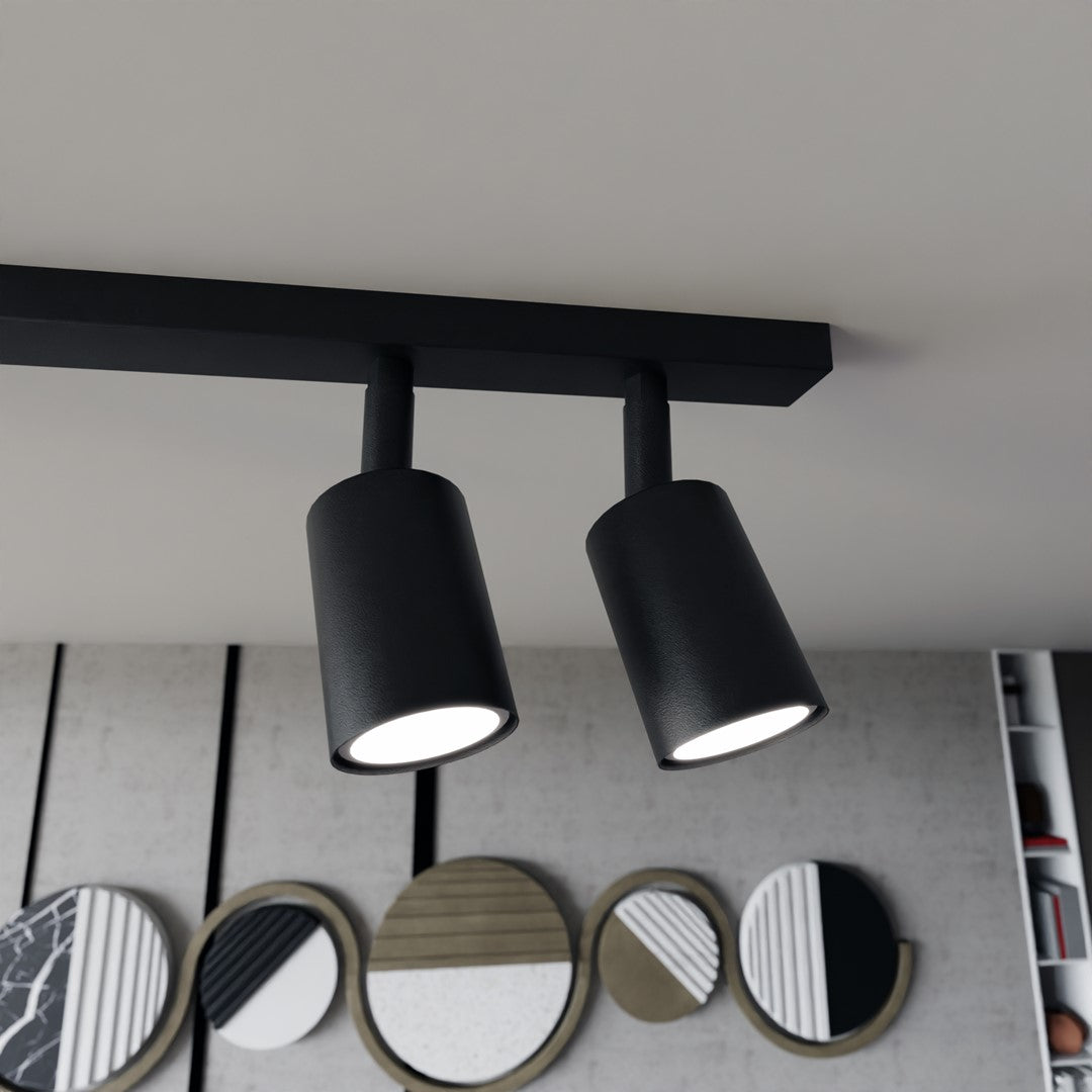 Détail de deux spots noirs à finition mate sous la barre rectangulaire