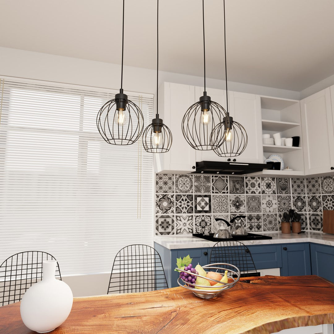 Luminaire suspendu au-dessus d'un îlot de cuisine avec crédence à motifs et meubles blancs