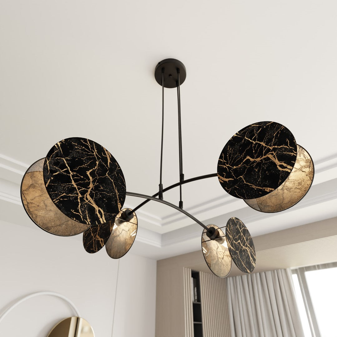 Mise en ambiance du lustre dans un salon, disques dorés et noirs en suspension