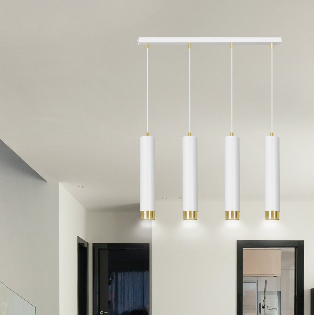 Vue en intérieur, plafond blanc, quatre suspensions cylindriques allumées près d'une entrée sombre.
