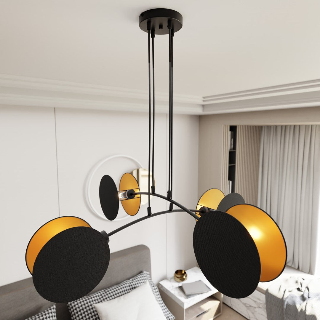 Luminaire suspendu vu de biais dans une chambre avec lit et rideaux