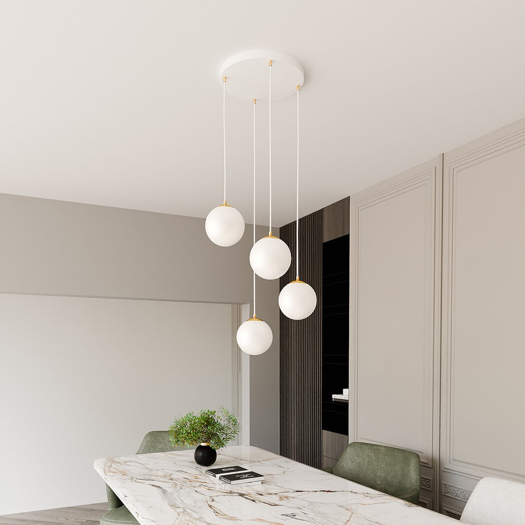 Vue en plongée de la suspension éclairée au-dessus d'une grande table de repas