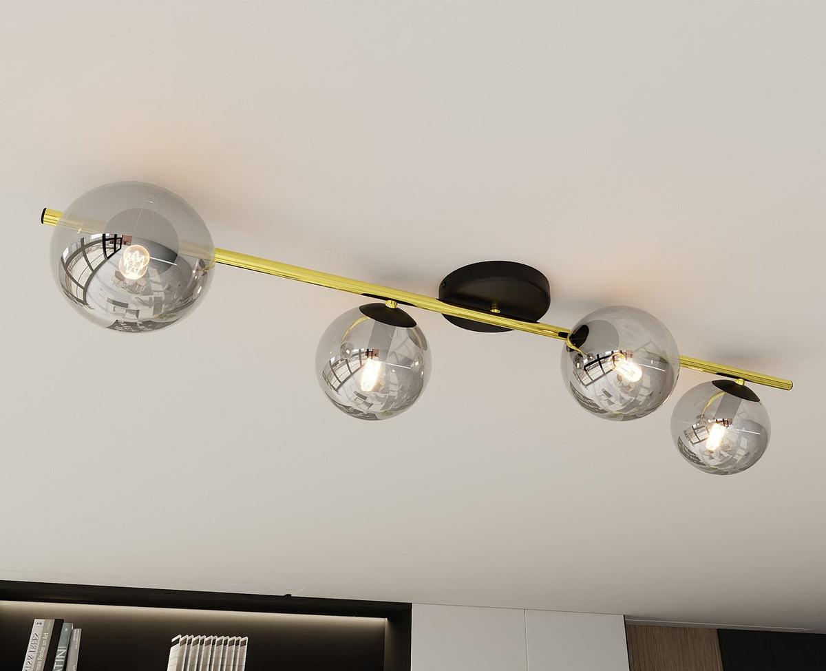Gros plan sur les globes en verre fumé allumés, fixés au plafond blanc