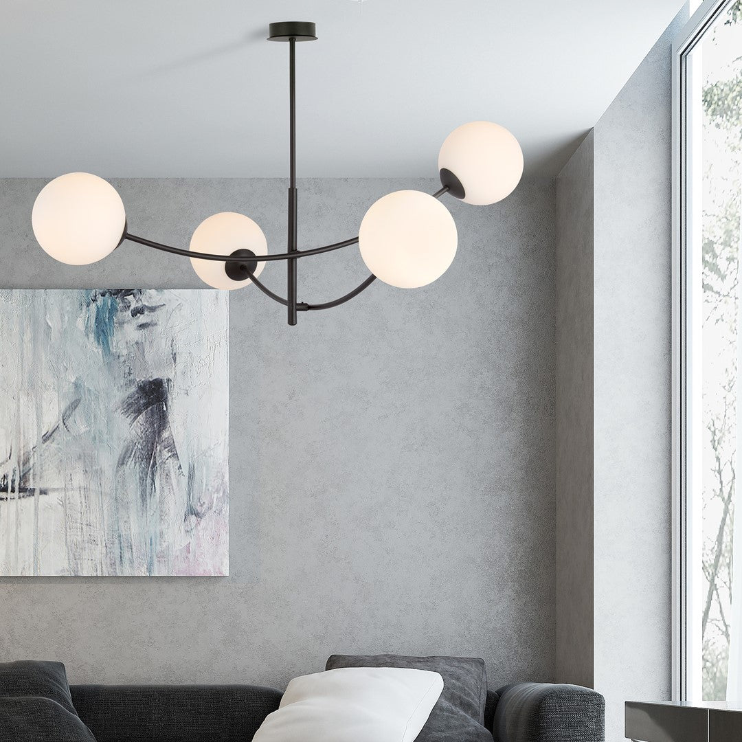 Vue en situation dans un salon, luminaire suspendu au-dessus d’un canapé gris.