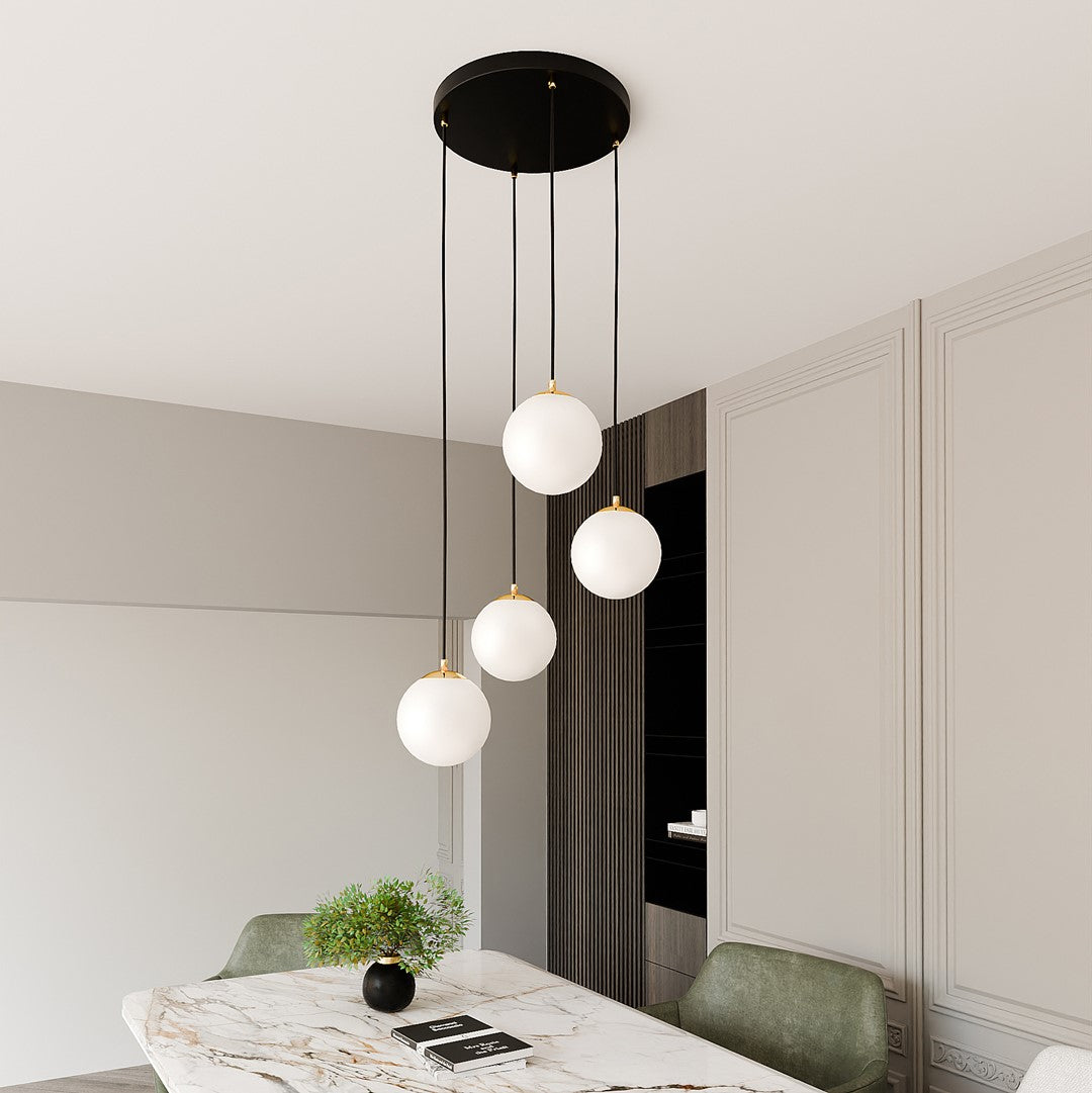 Mise en ambiance en intérieur clair, quatre globes lumineux devant panneaux moulurés et niche