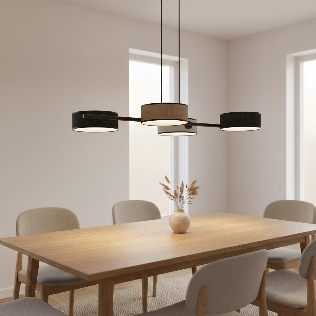 Mise en ambiance au-dessus d'une table à manger en bois clair