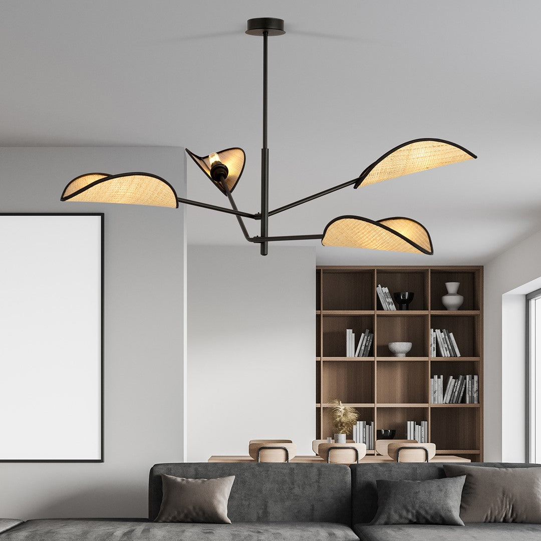 Ambiance au-dessus d'une table à manger : luminaire allumé dans un intérieur avec bibliothèque en bois.