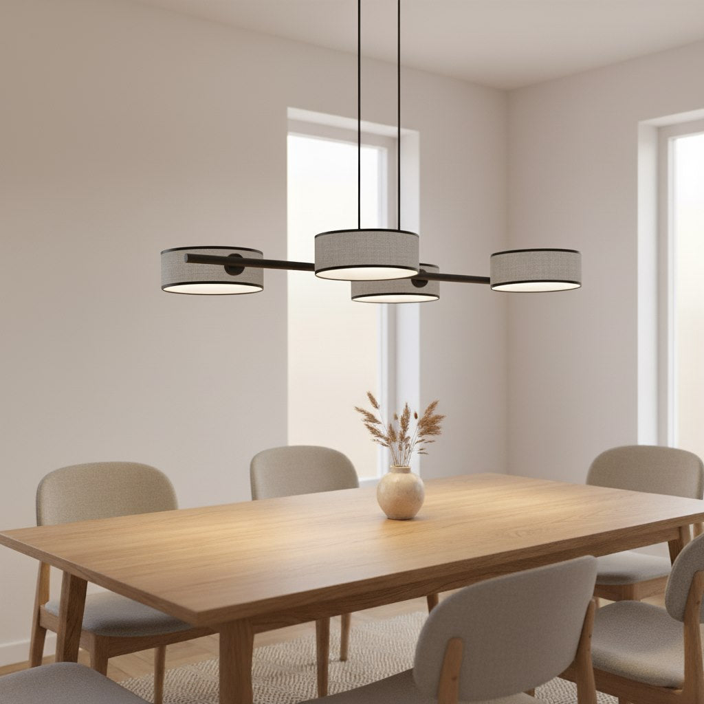 Mise en ambiance au-dessus d'une table de salle à manger en bois clair